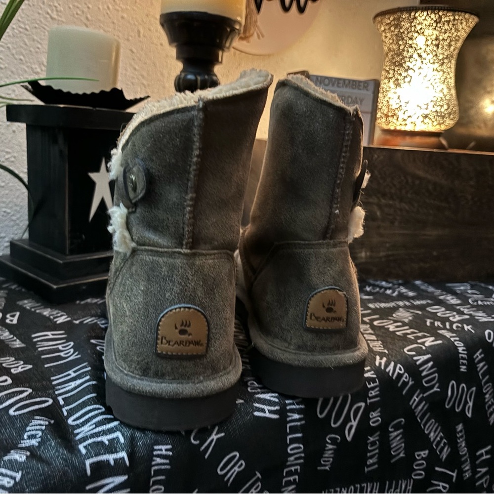 Women’s Size 10 BearPaw Brown Boots with Button Detail.